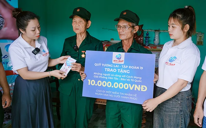 Hình ảnh nhân viên hỗ trợ khách hàng của win78 okvip giải đáp các câu hỏi thường gặp về điều khoản dịch vụ