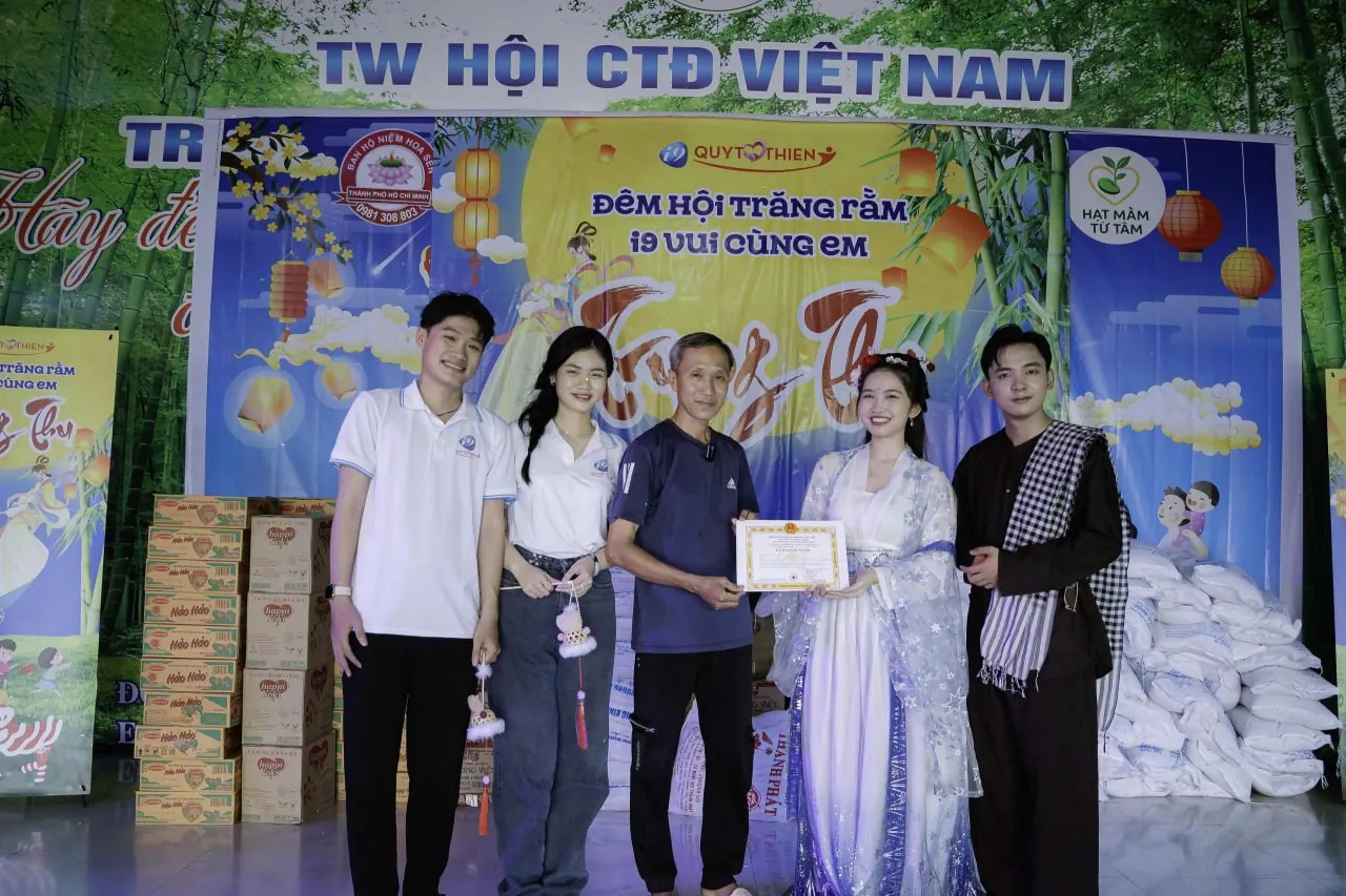 Hình ảnh tổng hợp các lợi ích của Win78 OKVIP, bao gồm đa dạng trò chơi, khuyến mãi hấp dẫn và bảo mật cao